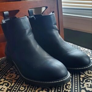 Torrid 8.5 black Chelsea boots